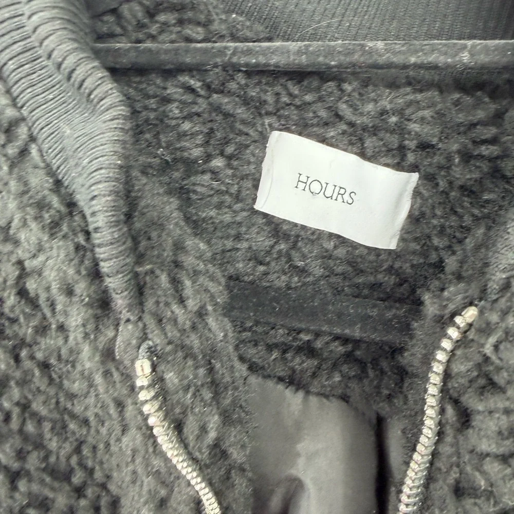Hours signature black